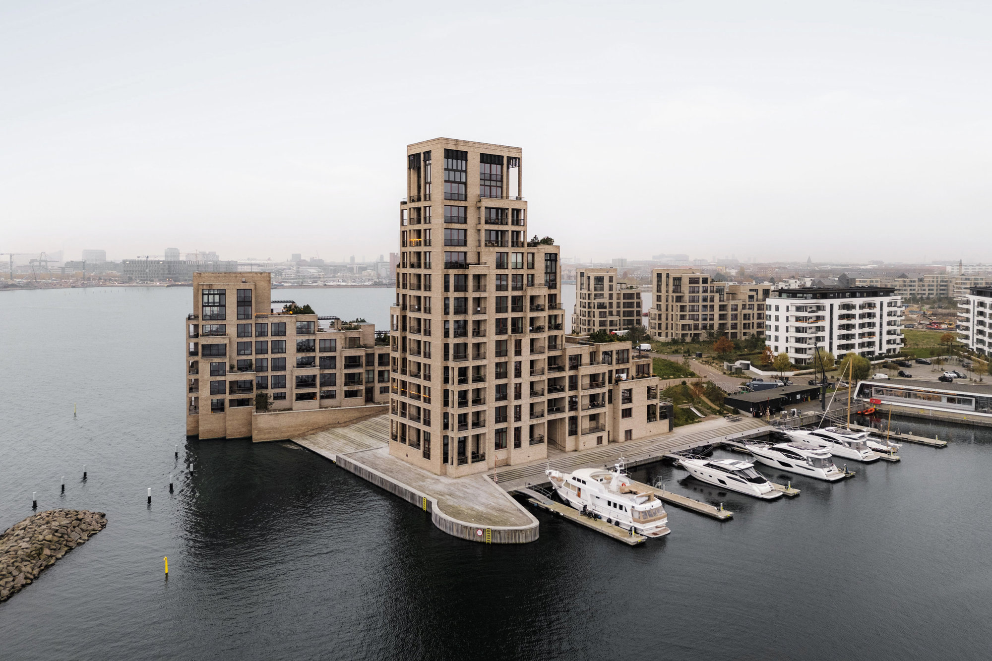 HVOR ØRESUND BLIVER DIN DAGLIGE KULISSE - EN BOLIG PÅ FEMTE SAL MED UDSIGTER, DER IKKE KAN FORKLARES, KUN OPLEVES