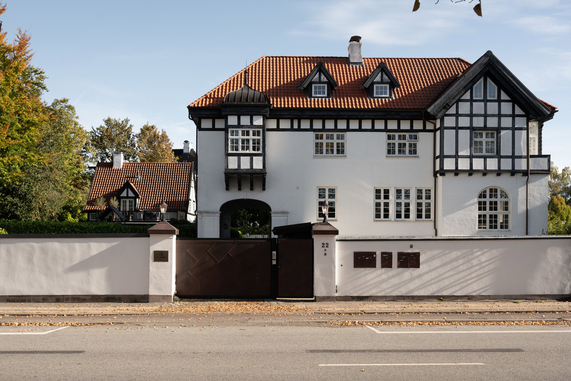 HERSKABELIG ELEGANCE OG MODERNE KOMFORT PÅ 255 ETAGEMETER MED PRIVAT HAVE I HISTORISKE VILLA RYBORG