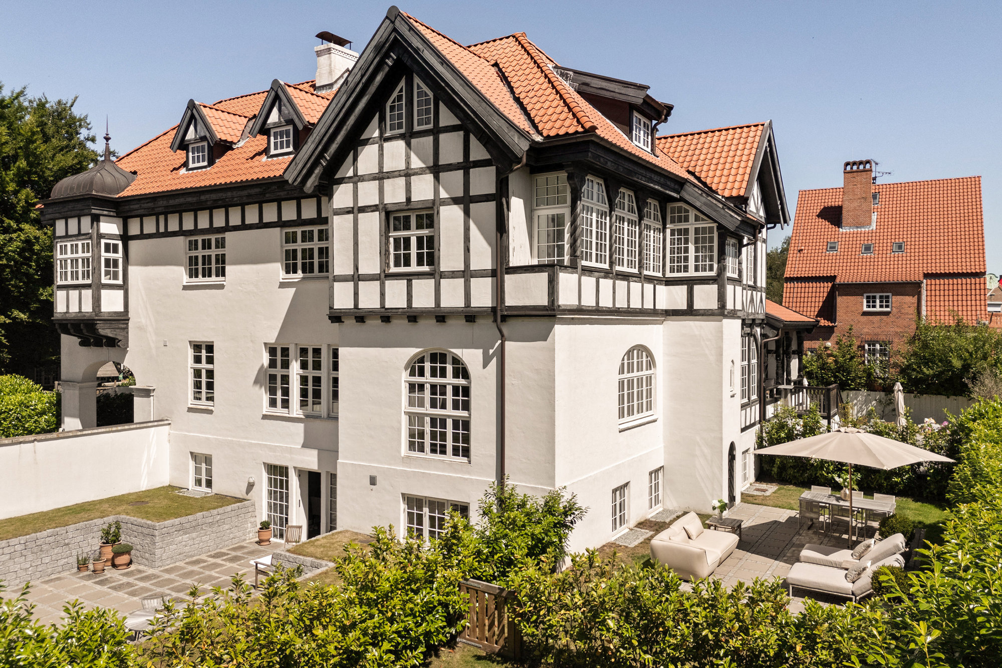 HISTORIE, HERSKABELIGHED, HØJT TIL LOFTET OG PRIVAT HAVE