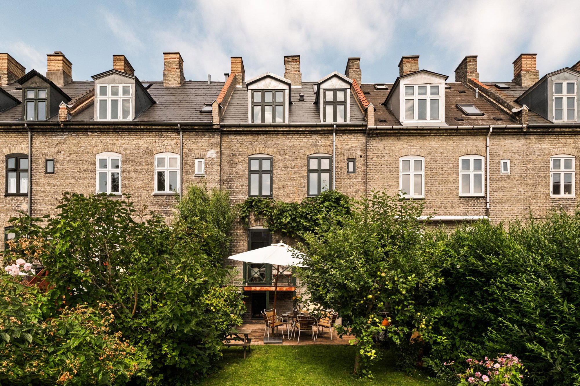 Historie på ydersiden, luksus på indersiden og sol i baghaven