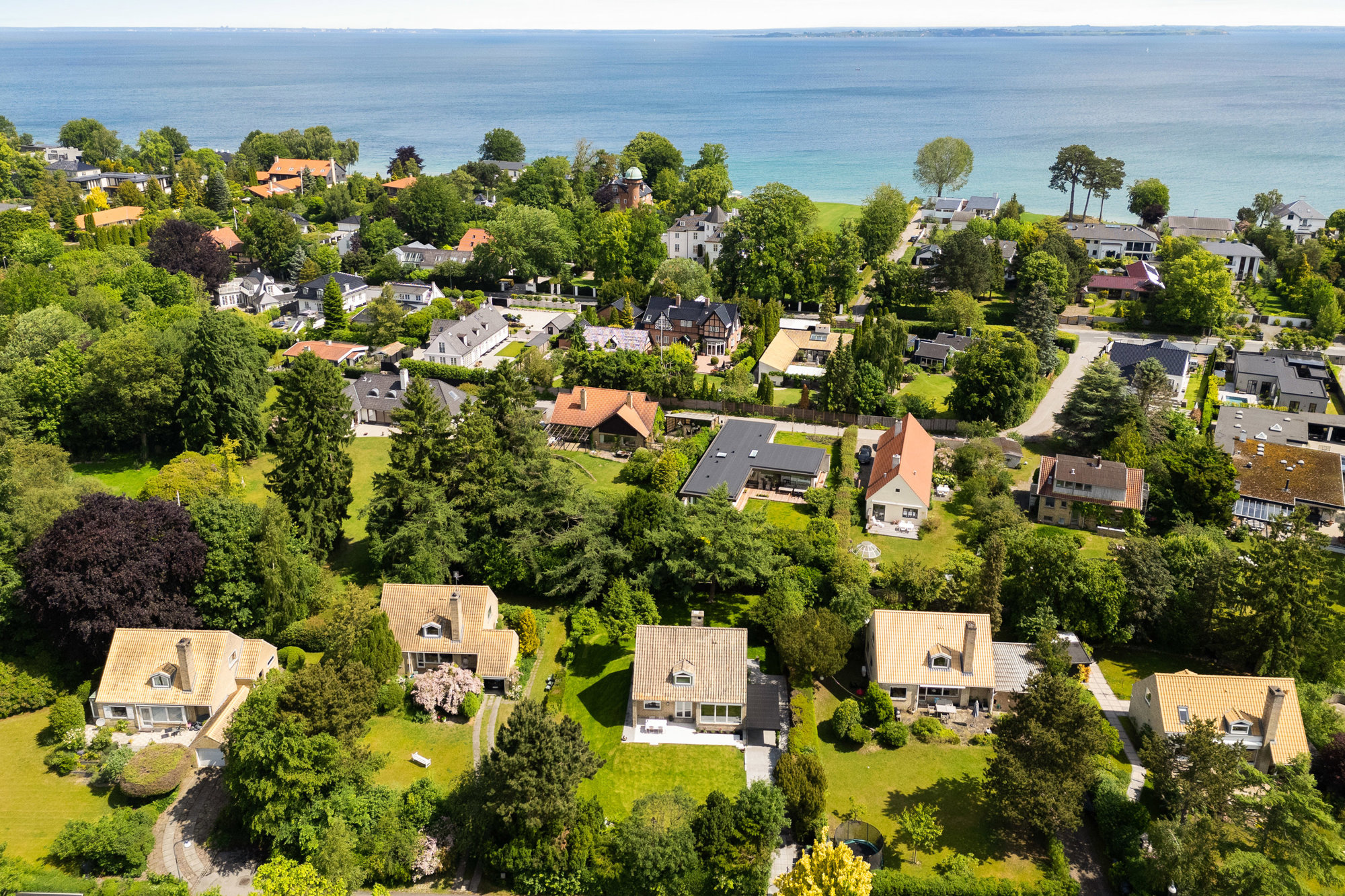 FREDFYLDT KVALITETSBASE TIL EN LIVSGLAD FAMILIE TÆT PÅ HAVET