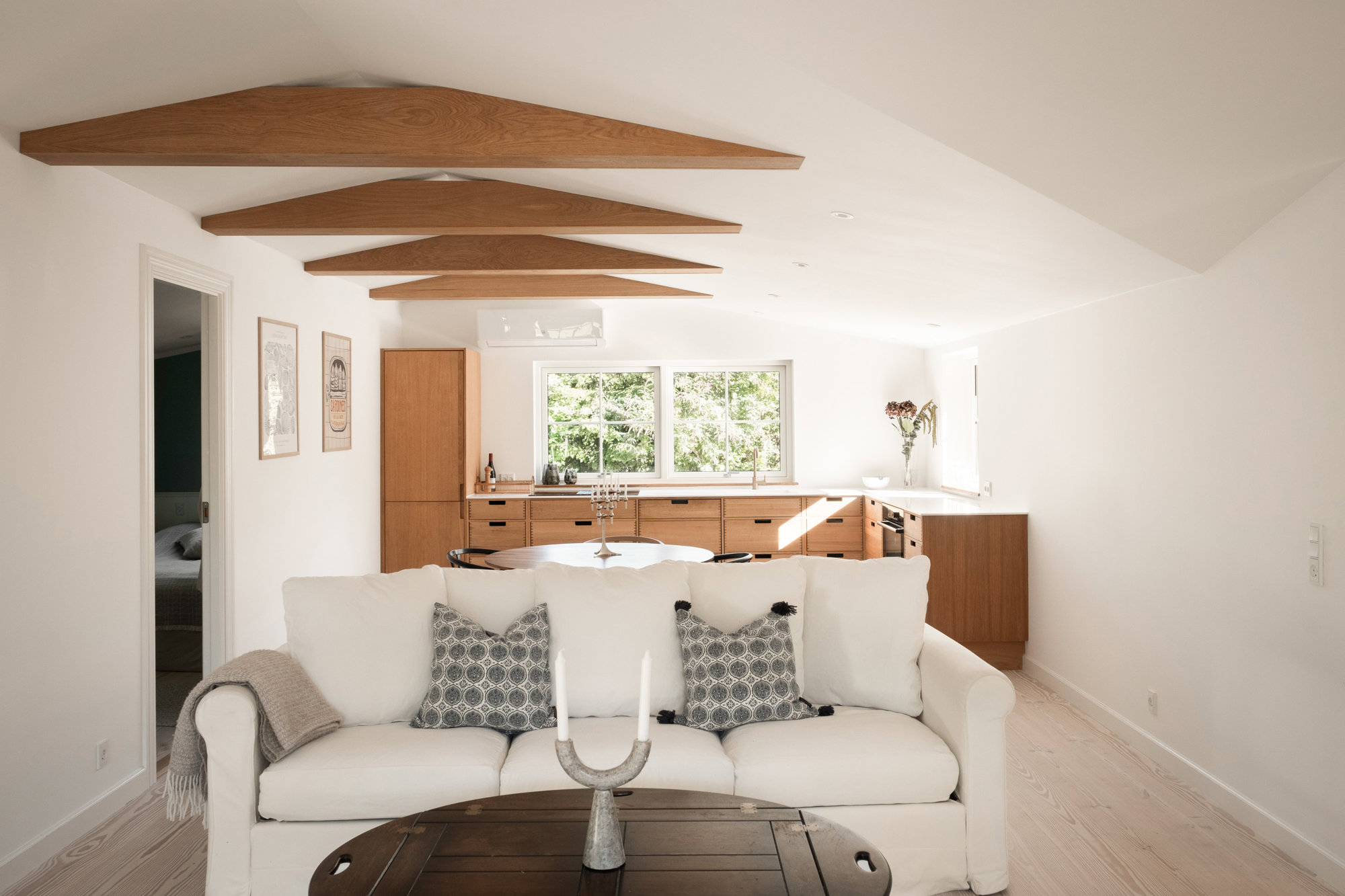 Gennemrenoveret sommerhus med en eventyrlig have og 24 m² anneks