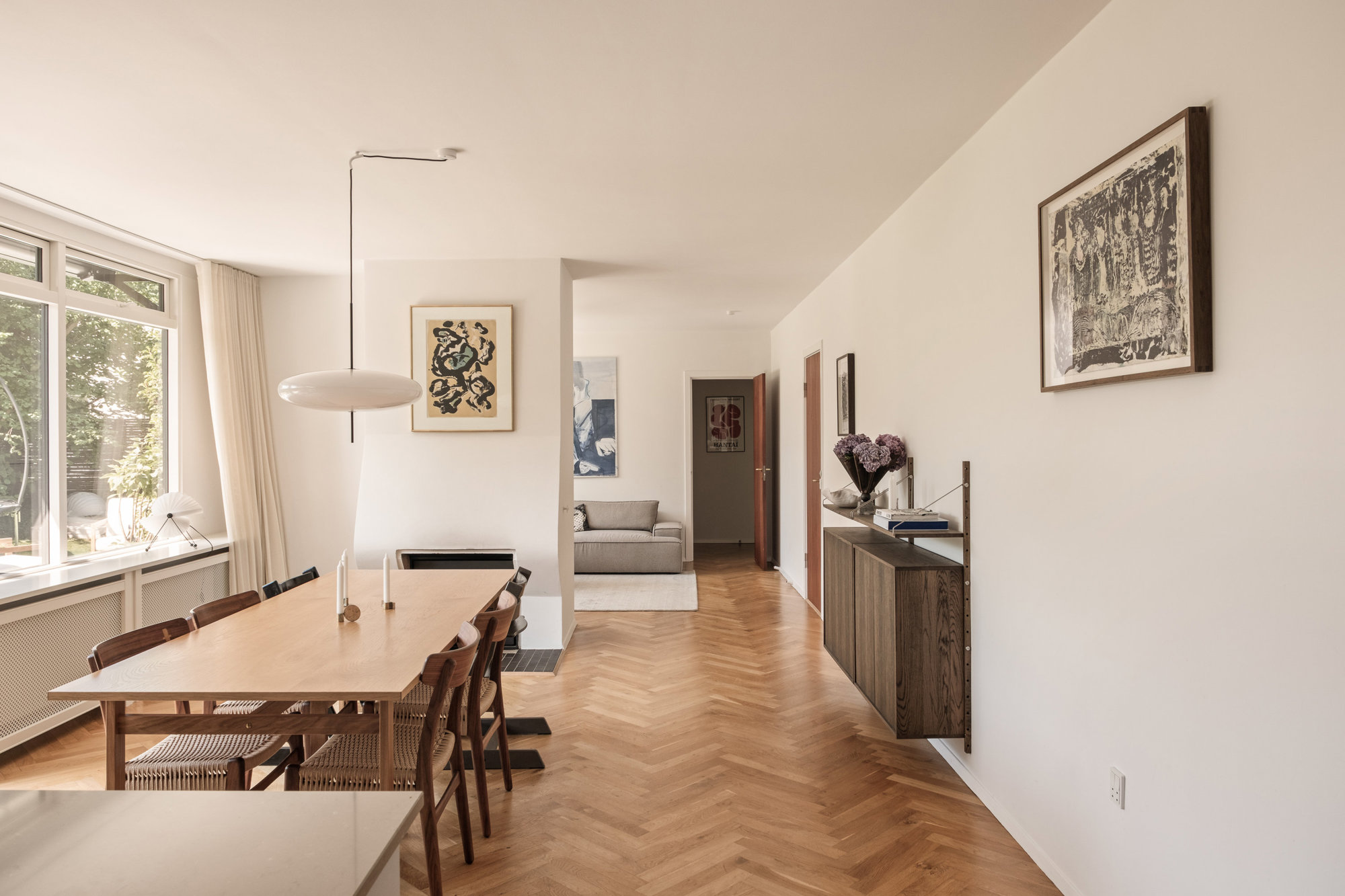 Skøn familieoase med sildebensparket, pejs og sydvendt have