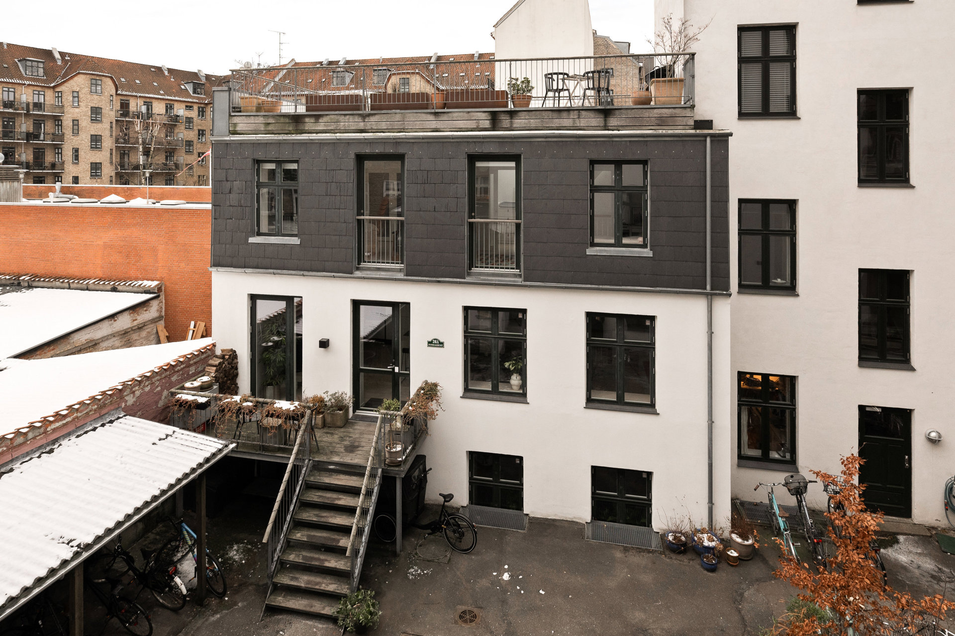 Dit eget byhus midt på Østerbro - med tagterrasse og egen indgang