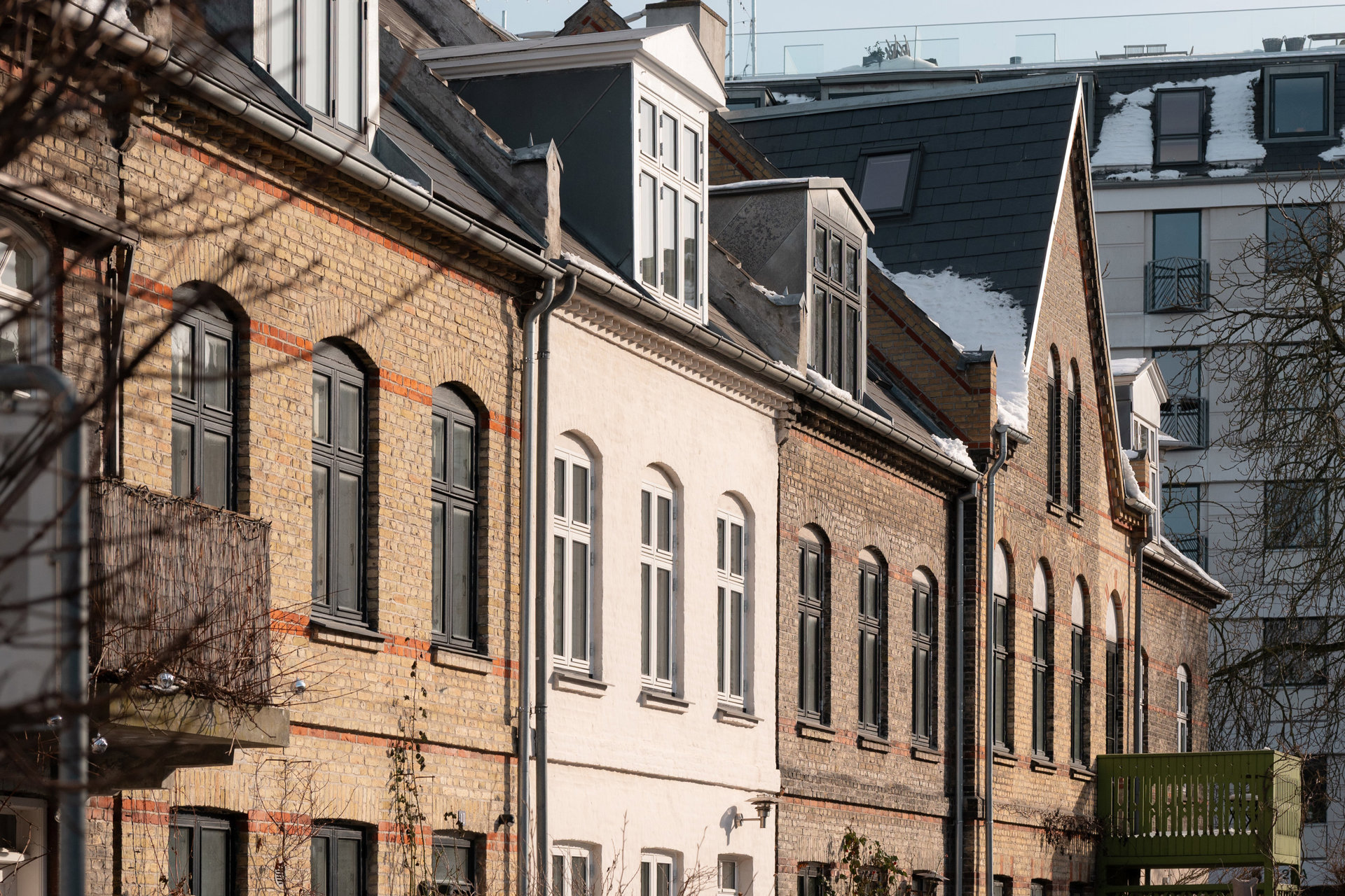 Solsiden af Eckersberggade, hvor historie og nutid mødes
