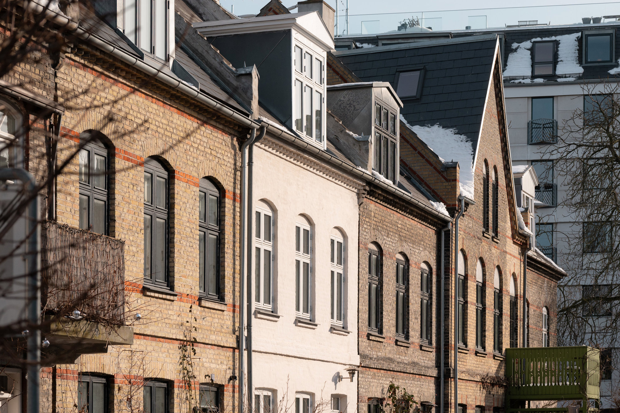 Solsiden af Eckersberggade, hvor historie og nutid mødes