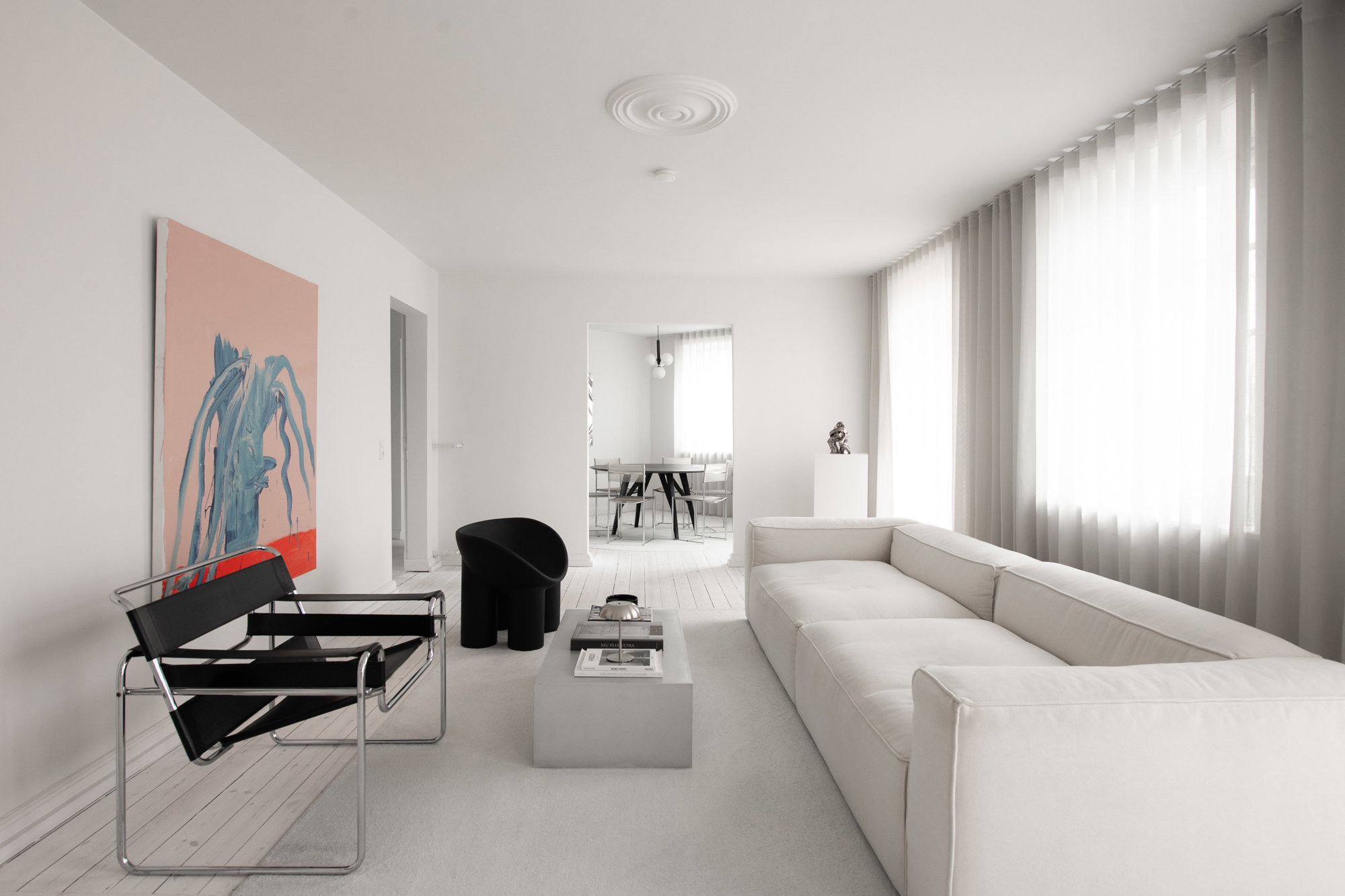 Hjørnelejlighed i særklasse - totalrenoveret æstetik, lys i overflod og altan mod himlen ved Dronninggårds Allé