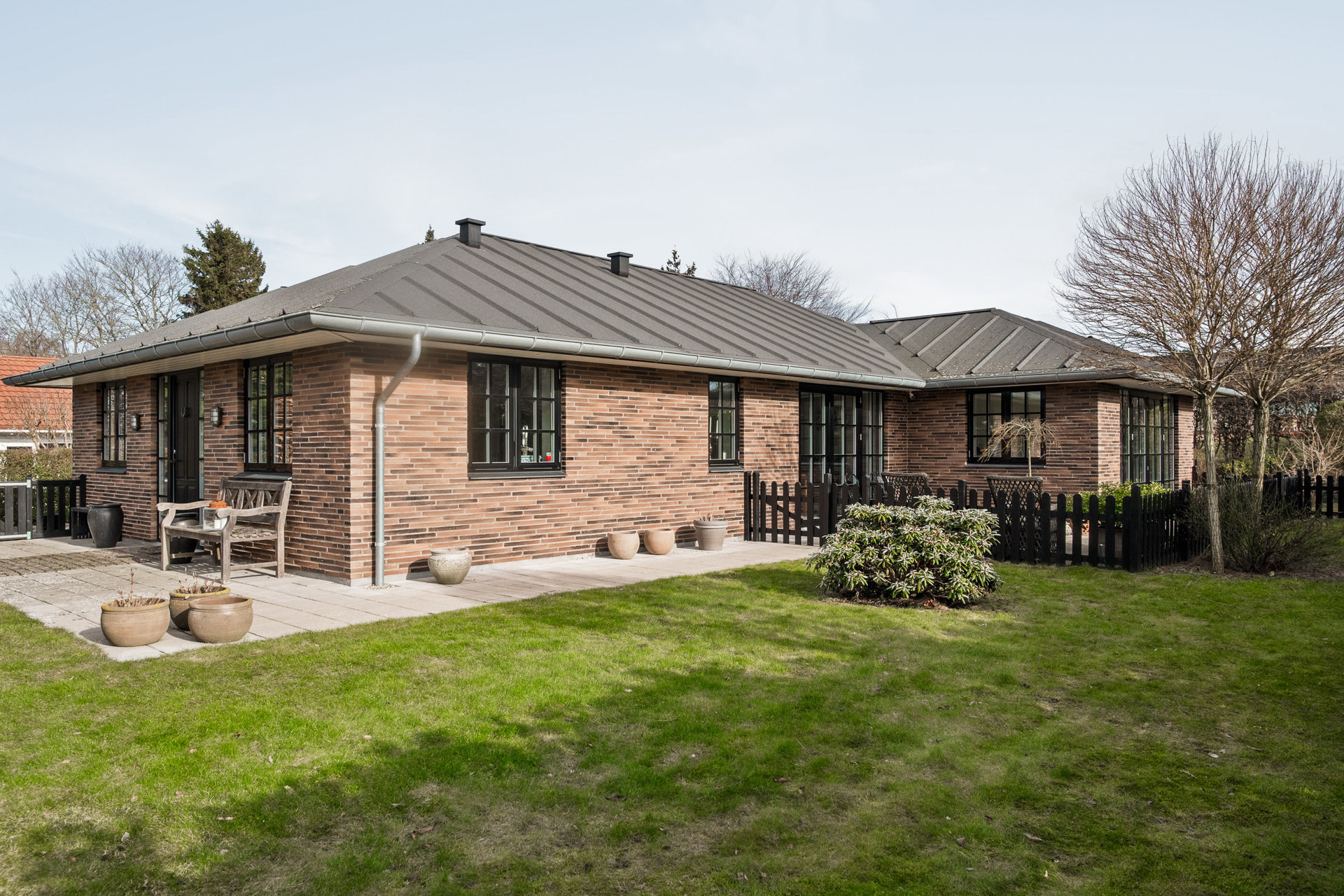 Moderne liv ved vandet - stilren villa tæt på Øresund