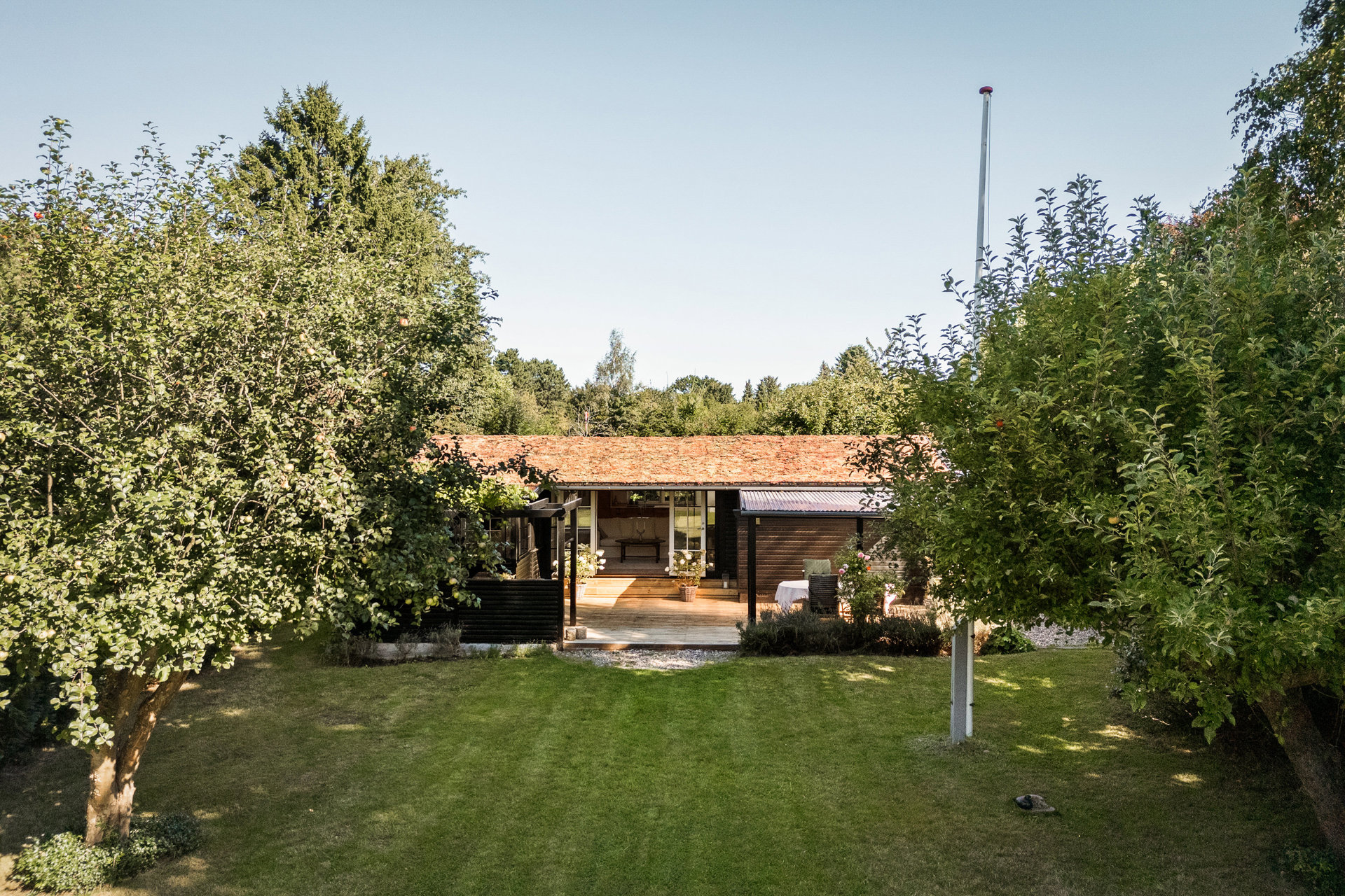 Gennemrenoveret sommerhus med en eventyrlig have og 24 m2 anneks.