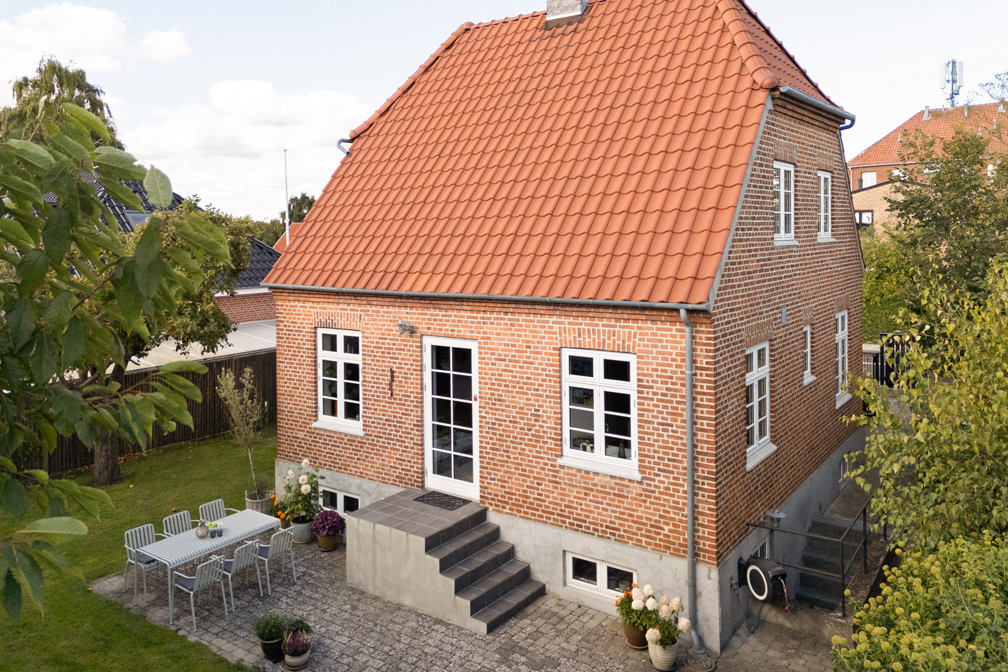 181 ETAGEMETER TIL HYGGE OG TRIVSEL I IKONISKE HELLERUP OG DYSSEGÅRDSKVARTERET