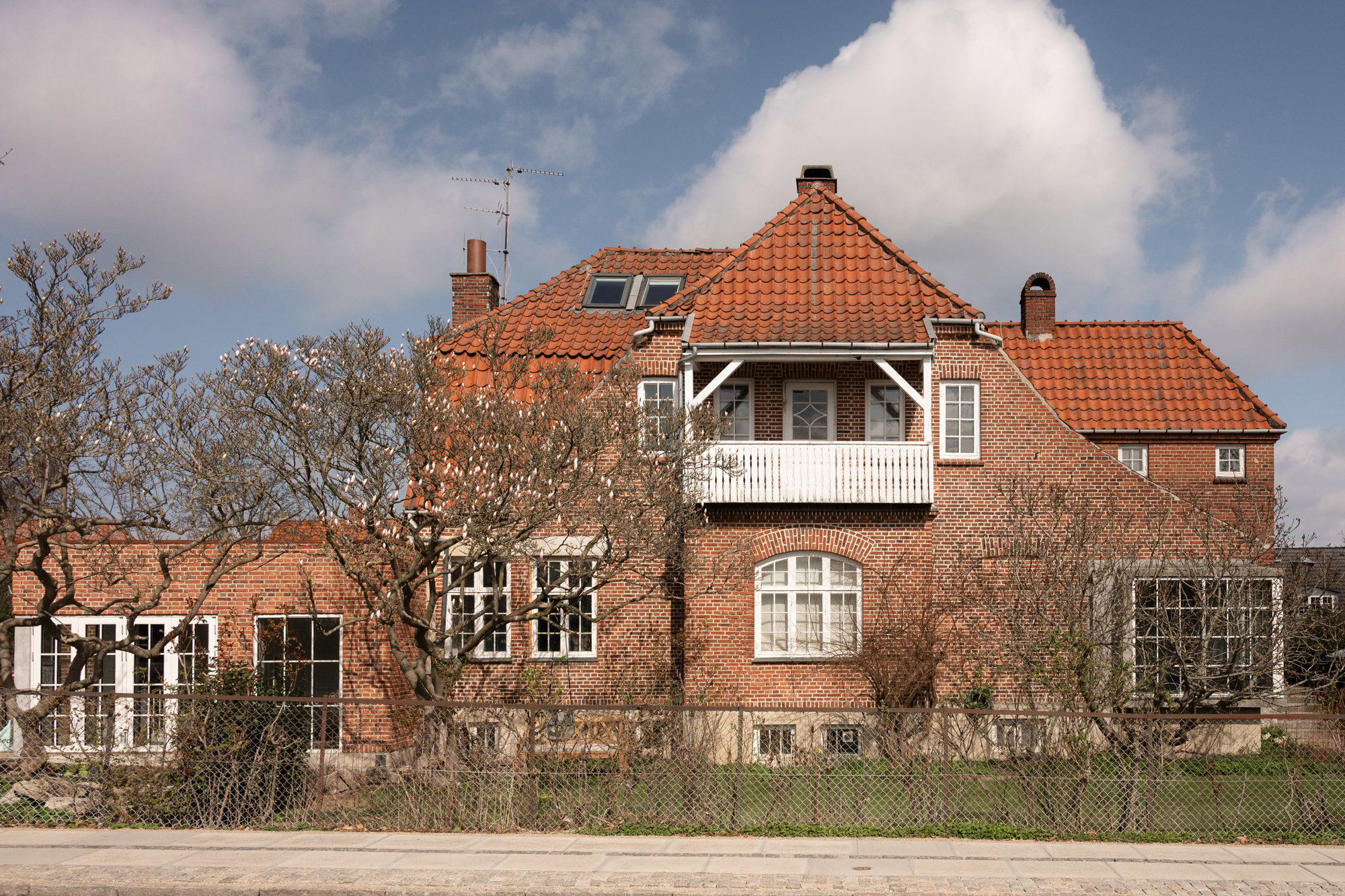 160 etagemeter villalejlighed med privat have og egen indgang - som sit eget hus i det eftertragtede Herregårdskvarter i Gentofte