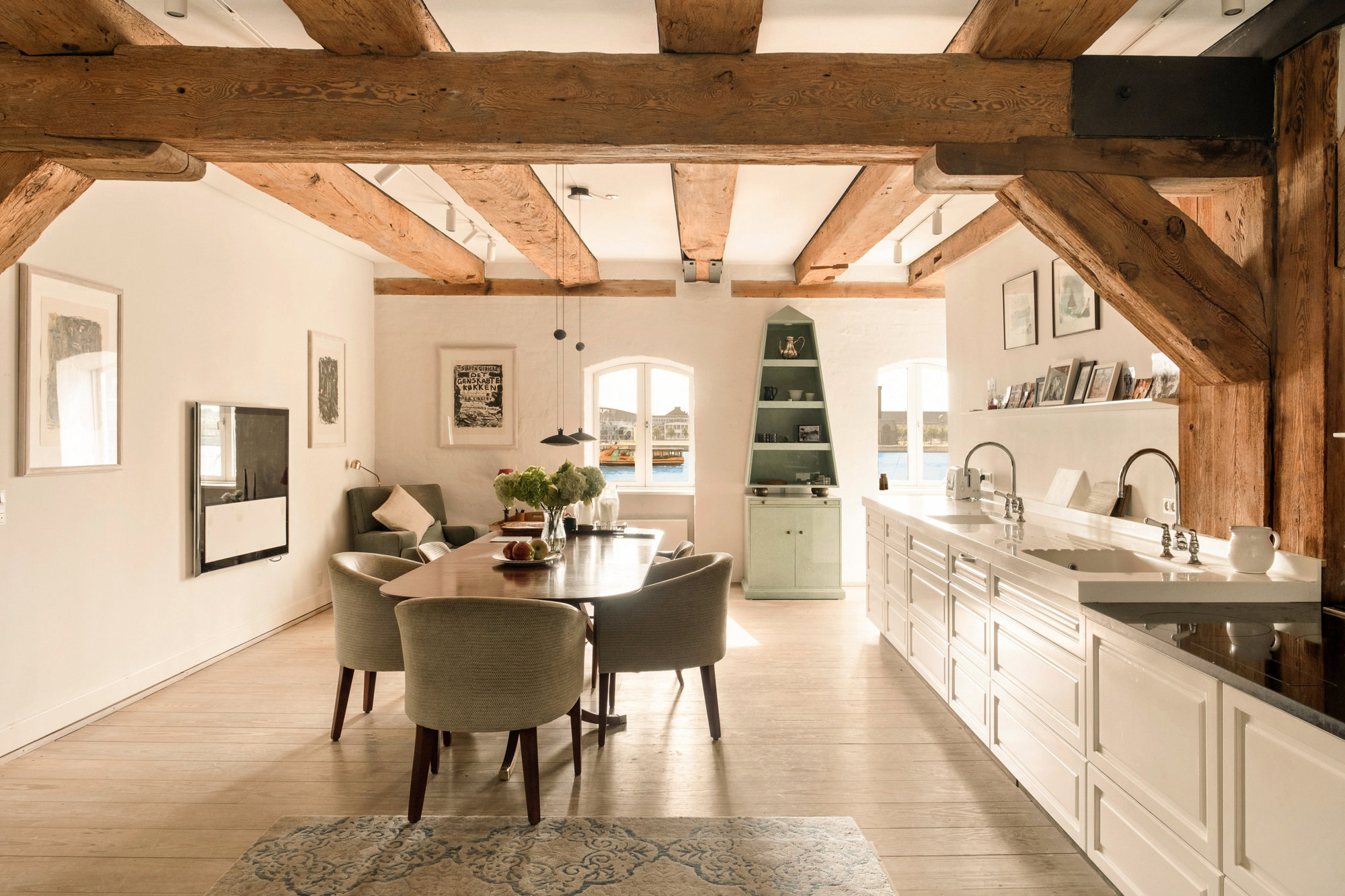 ET STYKKE KØBENHAVNSHISTORIE DU KAN KALDE HJEM - MED ELEVATOR, HAVUDSIGT OG MULIGHED FOR TO PARKERINGSPLADSER